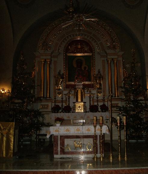 Prezbiterium i ołtarz główny  w Olszynach